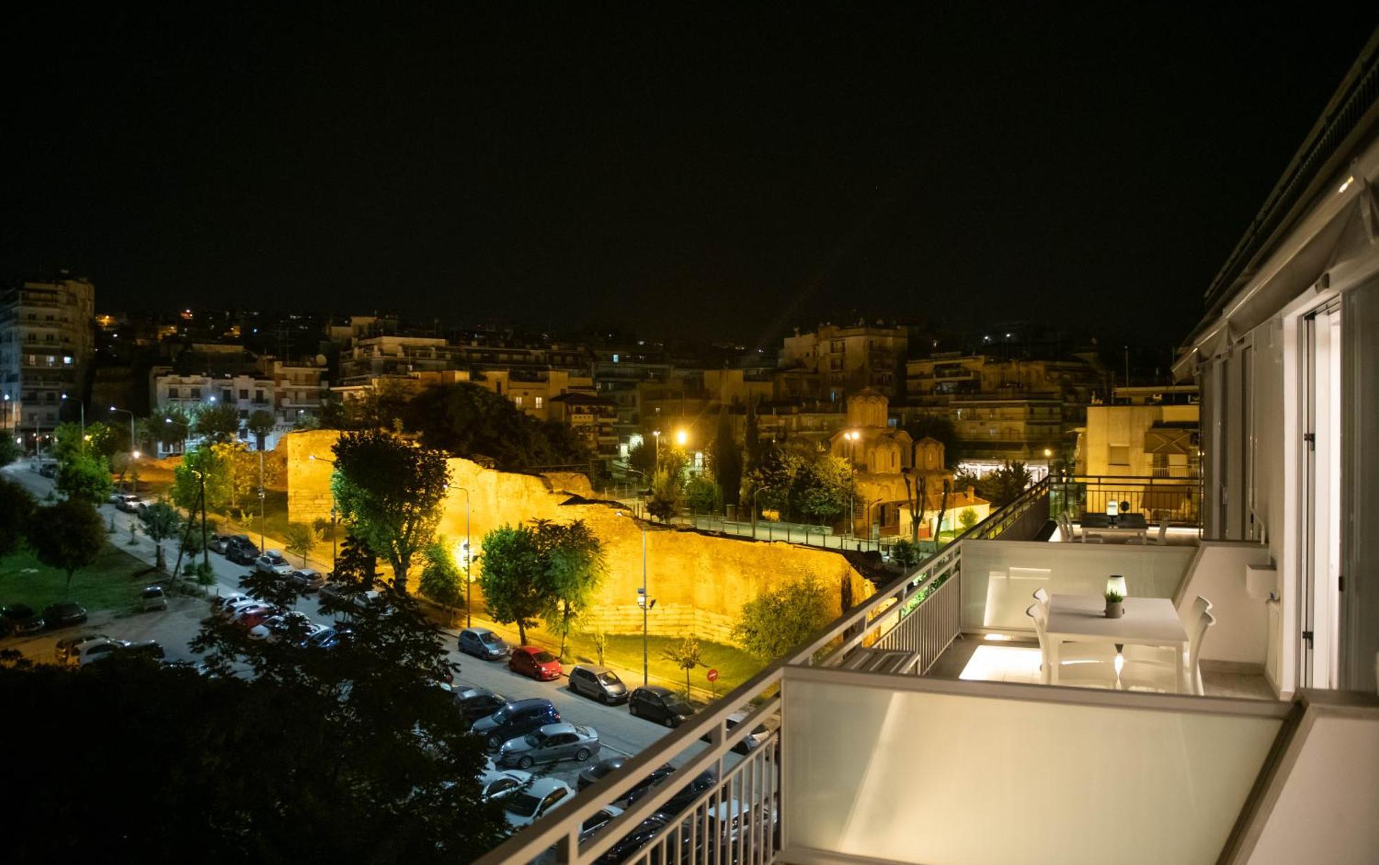 Skia Luxury Living Above The Walls Apartment