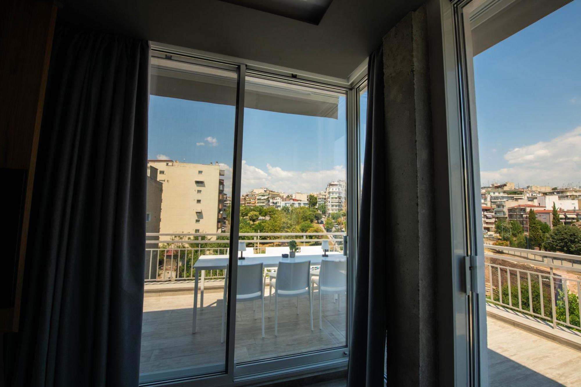 Skia Luxury Living Above The Walls Apartment