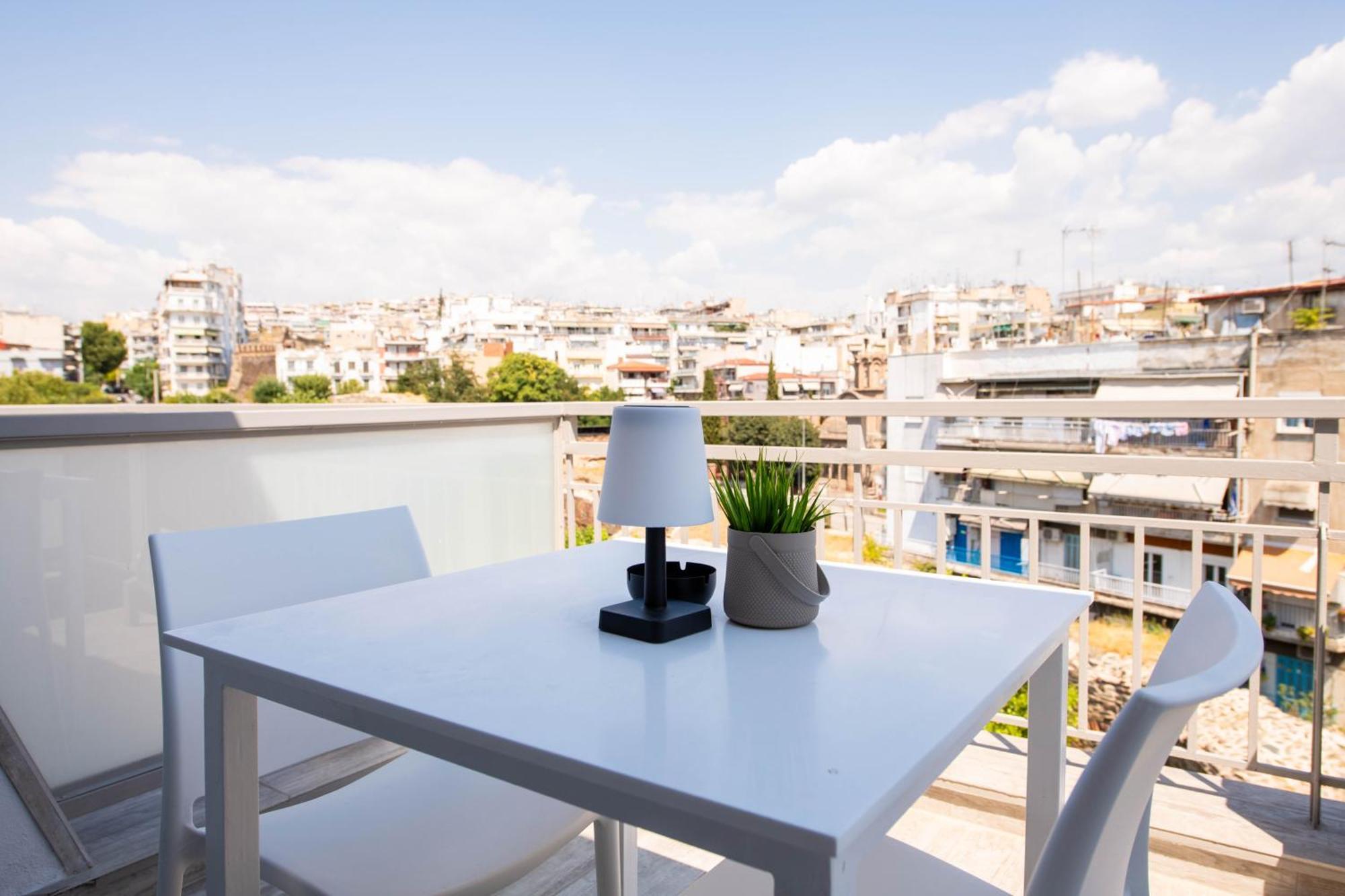 Skia Luxury Living Above The Walls Apartment *