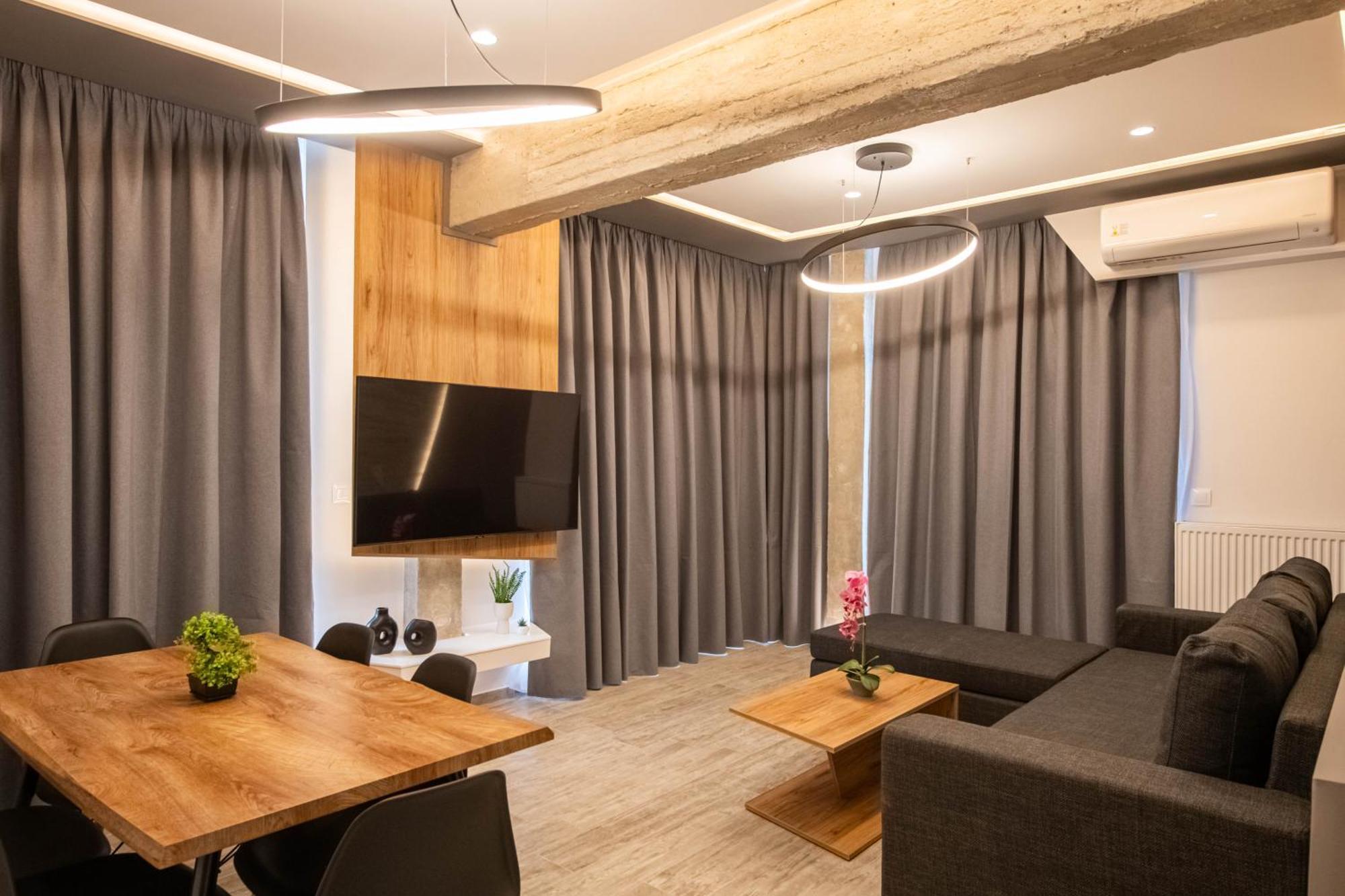 Skia Luxury Living Above The Walls Apartmán